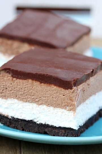 Easy No Bake Nutella Cheesecake Bars - quick and perfectly creamy cream cheese and Nutella dessert, with Oreo base and chocolate ganache.