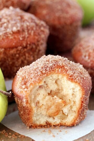 Cinnamon Sugar Apple Muffins - soft muffins full of juicy apples, coated in brown sugar and cinnamon, make a perfect breakfast. It´s a right recipe at a right time - ideal for apple season.