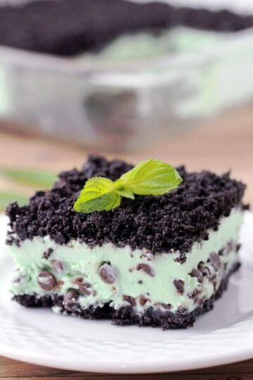 Mint Chocolate Chip Frozen Dessert - Oreo layer, mint, chocolate chips filling, all topped with Oreo crumbs make this dessert amazing. This frozen, refreshing mint dessert is so easy to prepare